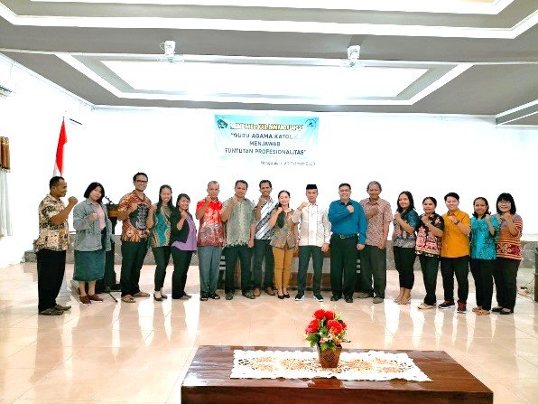 PROFESIONALISME GURU AGAMA KATOLIK DALAM MEMBENTUK KARAKTER DAN PENDIDIKAN BERKUALITAS