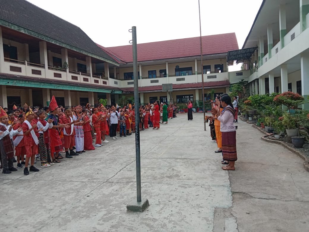 RAYAKAN SUMPAH PEMUDA, SDK/SMPK W.R.SUPRATMAN TANJUNG REDEP-BERAU ADAKAN UPACARA BENDERA