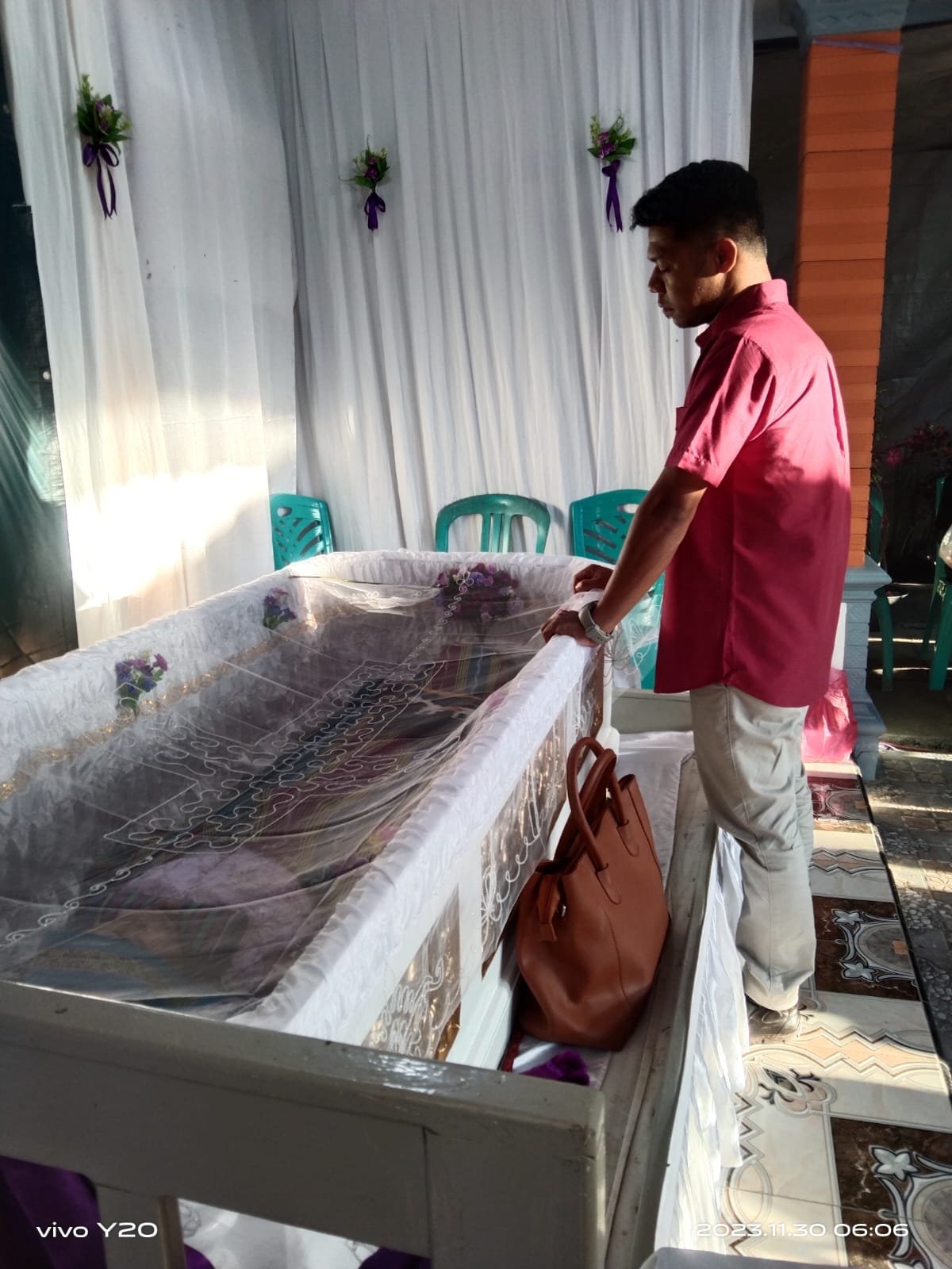 BERJALAN MENUJU ALTAR, TANPA MAMA DAN BAPAK