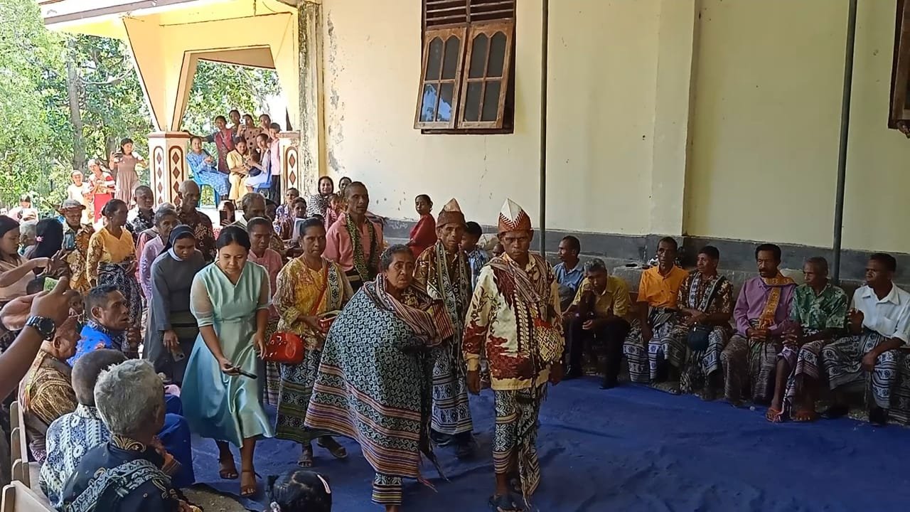 UMAT KAPELA ST. ALEXANDER OELNITEP MELAKSANAKAN RITUAL TAPOEN AN OLEF SAAT NATAL