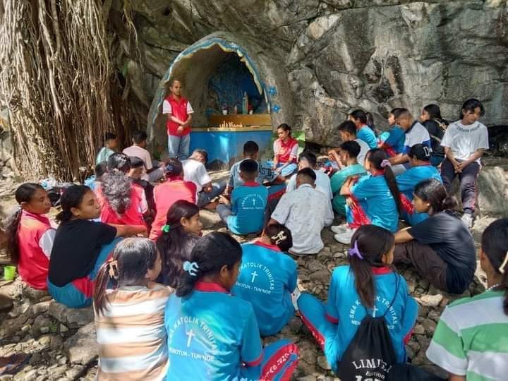PARA GURU DAN SISWA SMAK TRINITAS NENOTUN BERJALAN KAKI MENUJU TEMPAT BERSEJARAH
