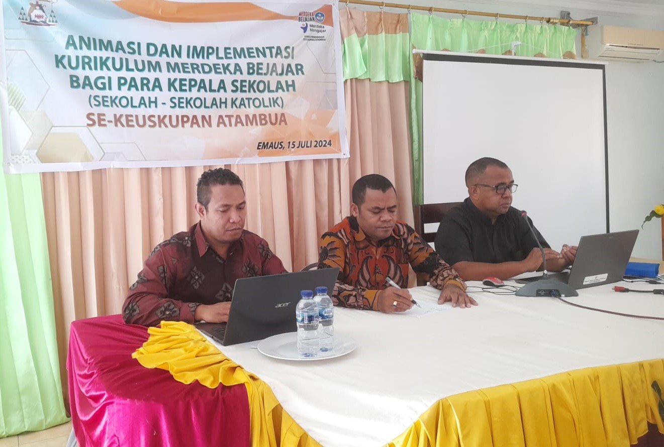 KOMISI PENDIDIKAN KEUSKUPAN ATAMBUA HADIRKAN DUA DOSEN STP ST PETRUS DALAM ANIMASI DAN IMPLEMENTASI KURIKULUM MERDEKA