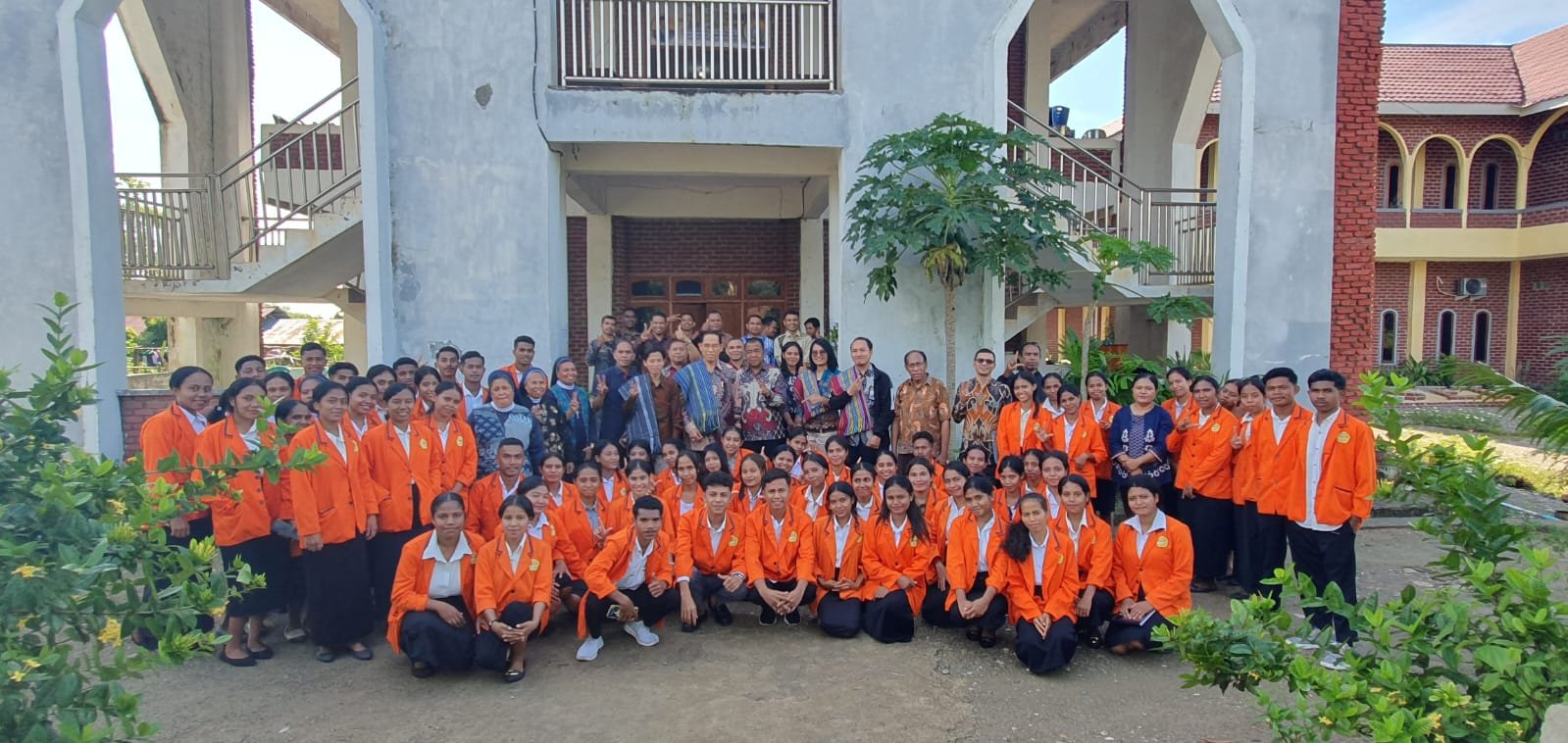 DOSEN DAN MAHASISWA STP ST. PETRUS KA SAMBUT TIM ASESOR BAN-PT